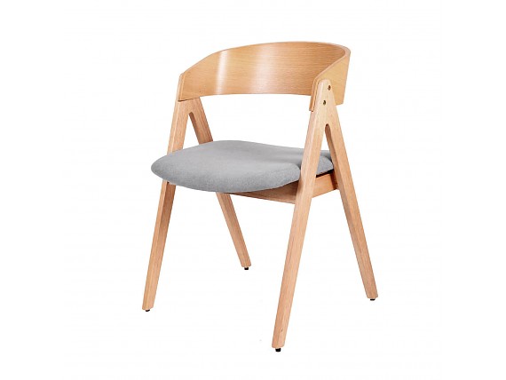 Silla de madera con respaldo curvo