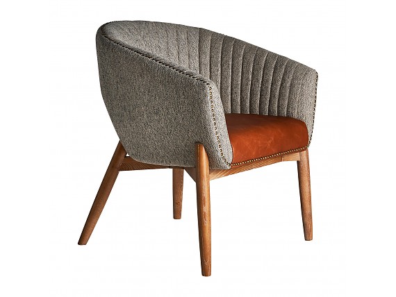 Sillón de estilo retro combinado con asiento de piel